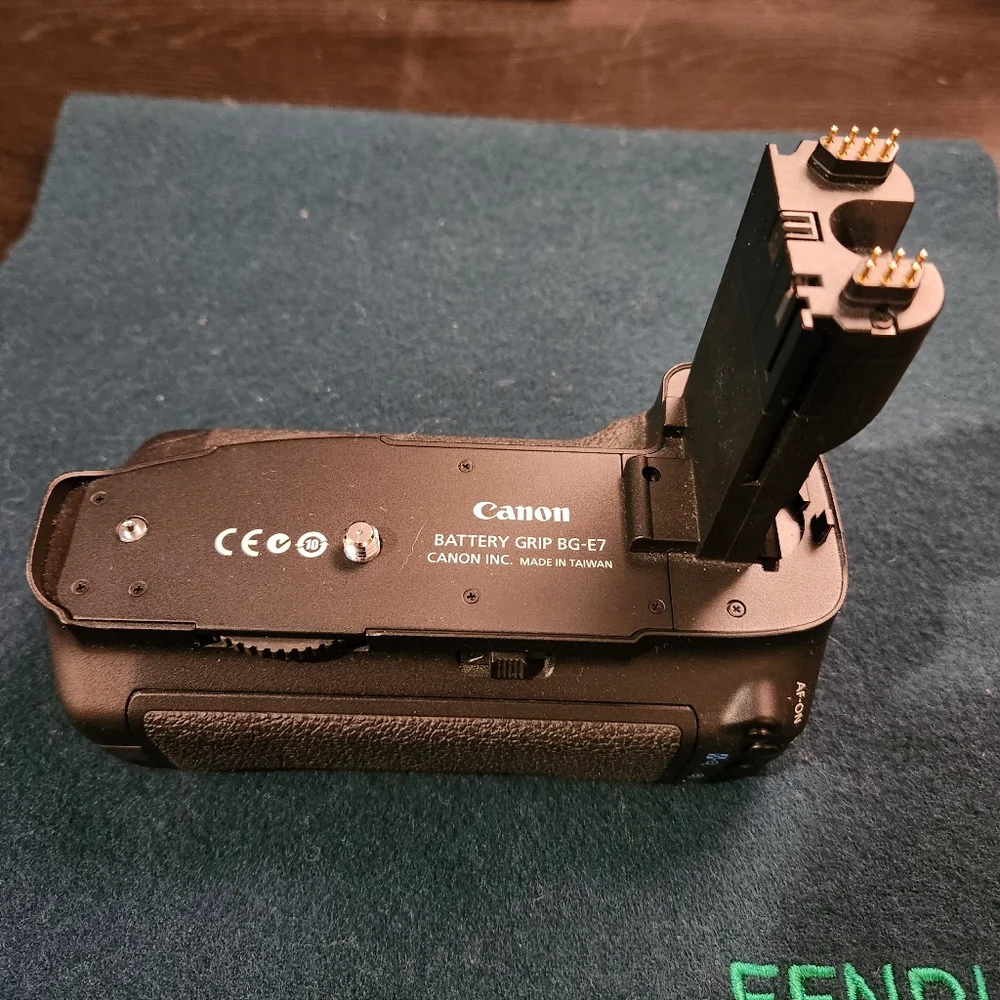 Genuine OEM Canon BG-E7 Battery Grip for Canon EOS 7D Camera